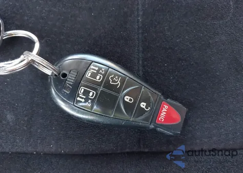 2011 Chrysler Town & Country Touring z USA, uszkodzony, nr VIN 2A4RR5DG0BR631139